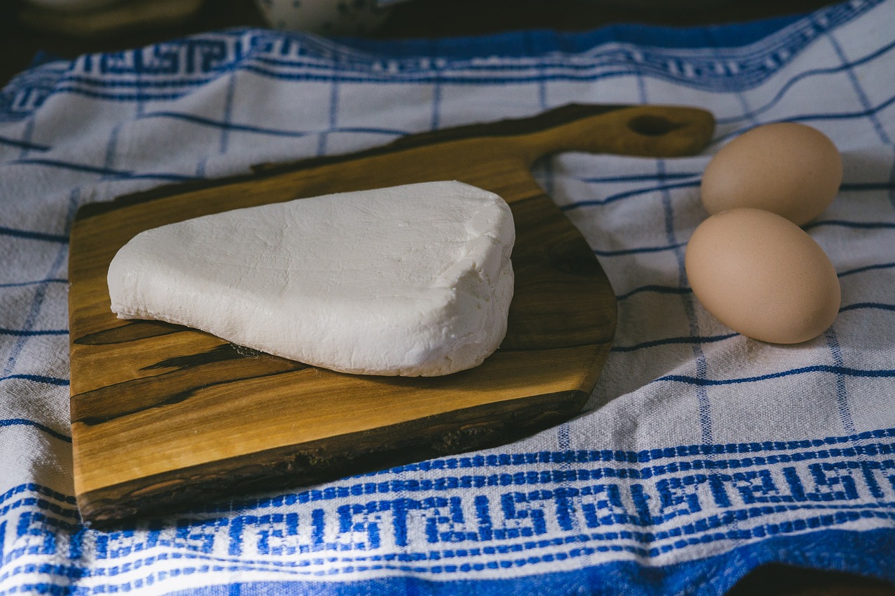 How to Create the Perfect Cheese Board for Entertaining